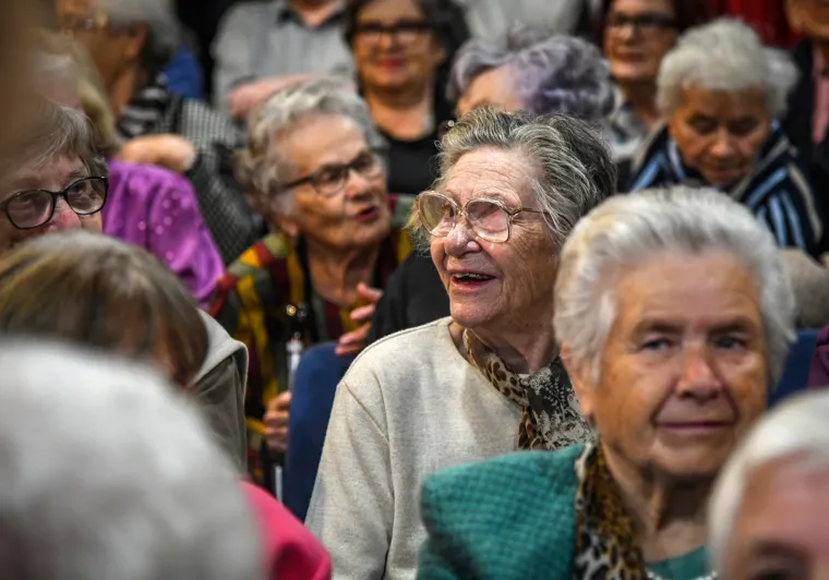 DUBIOZA PRIREDILA &Scaron;OU ZAGREBAČKIM UMIROVLJENICIMA: Snimali su mobitelima i totalno se opustili