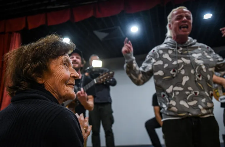 DUBIOZA PRIREDILA &Scaron;OU ZAGREBAČKIM UMIROVLJENICIMA: Snimali su mobitelima i totalno se opustili