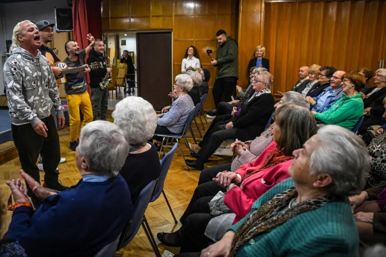 DUBIOZA PRIREDILA &Scaron;OU ZAGREBAČKIM UMIROVLJENICIMA: Snimali su mobitelima i totalno se opustili