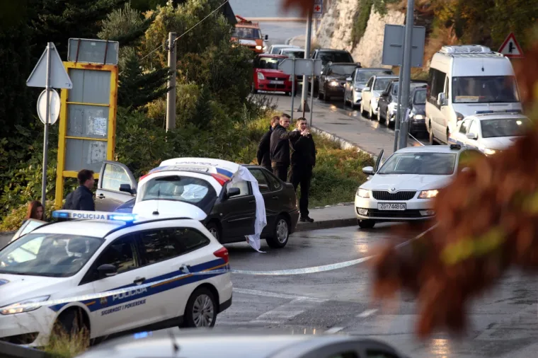 09.11.2019., Brzet, Omis - Na Jadranskoj magistrali kod skretanja za Brzet iz vatrenog oruzja je ubijen muskarac u automobilu. 38-godisnjak s djevojkom je sjedio u parkiranom vozilu kada im je prisao motociklist u crnom i ispalio mu dva metka u glavu. Policijski ocevid je u tijeku, a policija traga za pociniteljem. Photo: Miranda Cikotic/PIXSELL