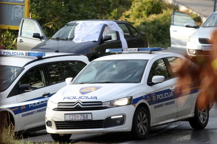 09.11.2019., Brzet, Omis - Na Jadranskoj magistrali kod skretanja za Brzet iz vatrenog oruzja je ubijen muskarac u automobilu. 38-godisnjak s djevojkom je sjedio u parkiranom vozilu kada im je prisao motociklist u crnom i ispalio mu dva metka u glavu. Policijski ocevid je u tijeku, a policija traga za pociniteljem. Photo: Miranda Cikotic/PIXSELL