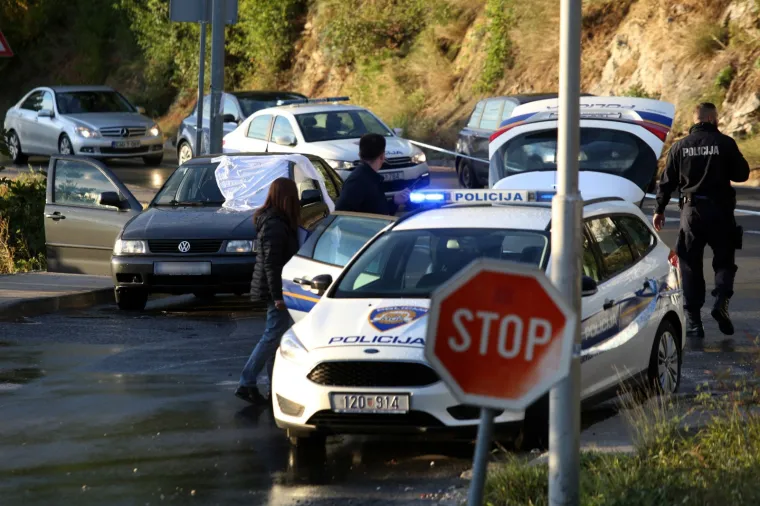 UBOJSTVO KOD OMI&Scaron;A: Mu&scaron;karac na motoru upucao vozača automobila