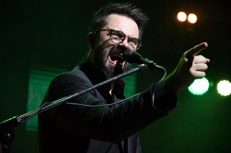 Poznati splitski pjevač Petar Grašo sinoć je u gimnazijskoj sportskoj dvorani održao koncert povodom proslave Dana grada Koprivnice. Grašo je izredao svoje popularne pjesme pjevajući zajedno s prepunom koprivničkom dvoranom.