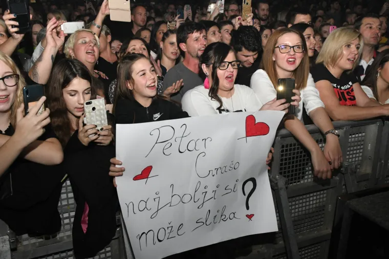 DOMAĆE ZVIJEZDE NAPRAVILE SPEKTAKL: Petar Gra&scaron;o, Massimo i Parni valjak zapalili publiku diljem regije