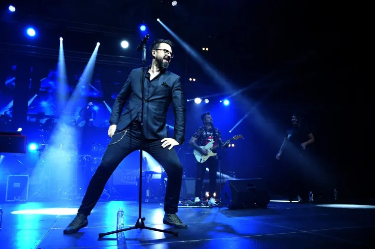 DOMAĆE ZVIJEZDE NAPRAVILE SPEKTAKL: Petar Gra&scaron;o, Massimo i Parni valjak zapalili publiku diljem regije