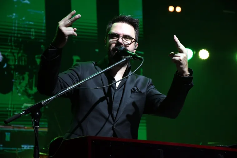 DOMAĆE ZVIJEZDE NAPRAVILE SPEKTAKL: Petar Gra&scaron;o, Massimo i Parni valjak zapalili publiku diljem regije