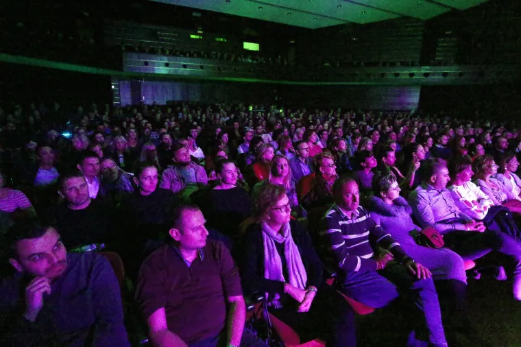 DOMAĆE ZVIJEZDE NAPRAVILE SPEKTAKL: Petar Gra&scaron;o, Massimo i Parni valjak zapalili publiku diljem regije