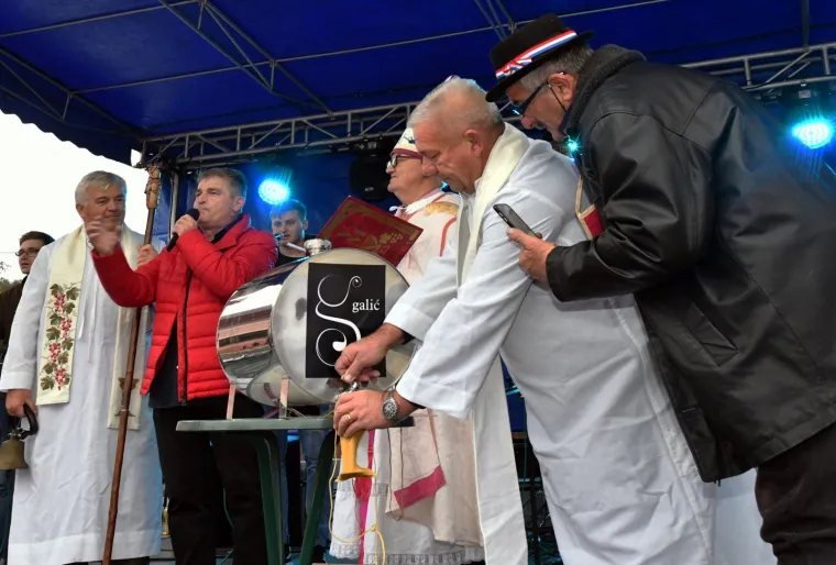 Veselo Martinje na Trgu graševine u Kutjevu. Tradicionalni Martinjski obred krštenja vina pred više tisuća posjetitelja uz vinskog biskupa Vladu Bauera.