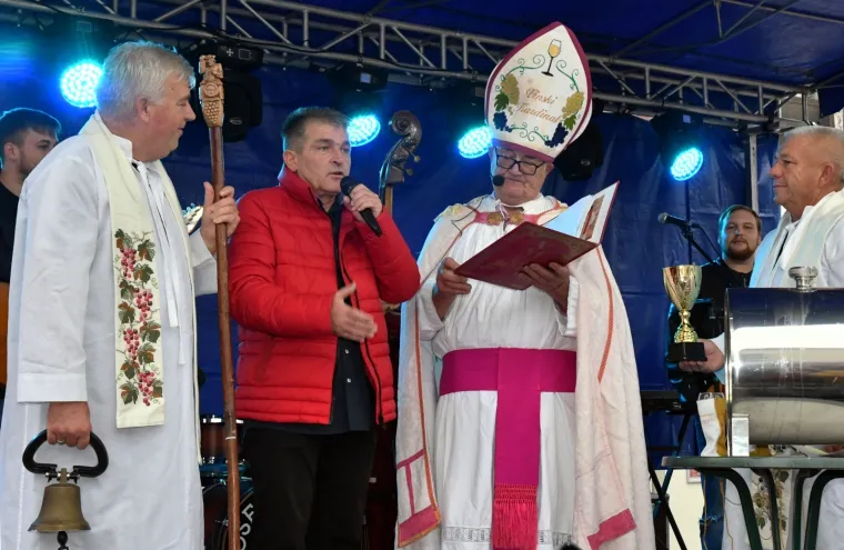 VESELO MARTINJE U KUTJEVU: Biskup krstio vino pred nekoliko tisuća posjetitelja