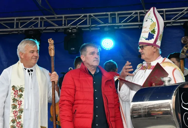 VESELO MARTINJE U KUTJEVU: Biskup krstio vino pred nekoliko tisuća posjetitelja