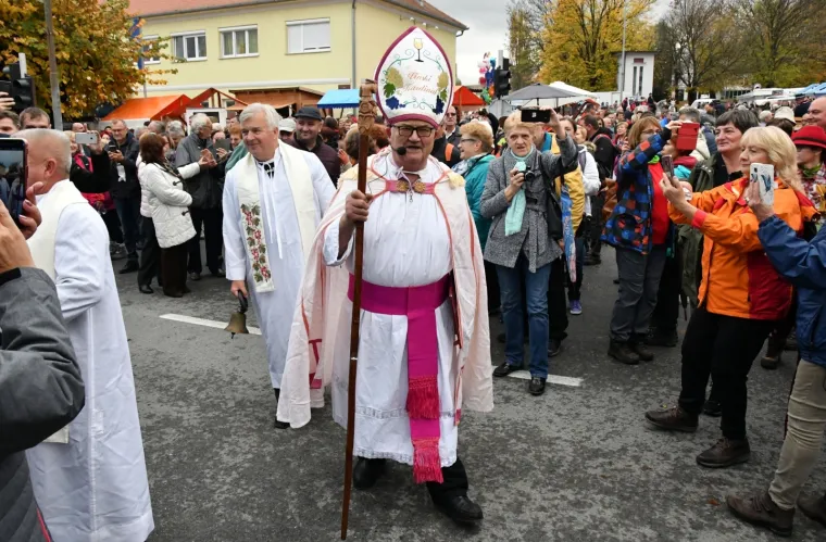 VESELO MARTINJE U KUTJEVU: Biskup krstio vino pred nekoliko tisuća posjetitelja