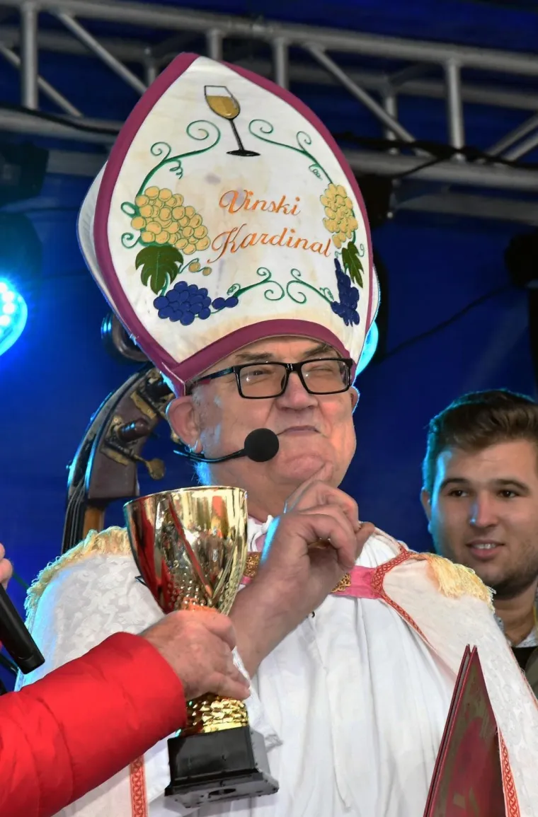 VESELO MARTINJE U KUTJEVU: Biskup krstio vino pred nekoliko tisuća posjetitelja