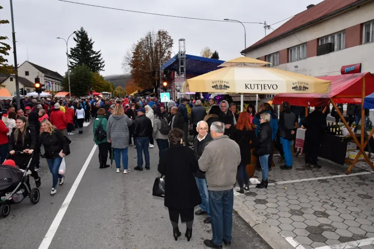 VESELO MARTINJE U KUTJEVU: Biskup krstio vino pred nekoliko tisuća posjetitelja