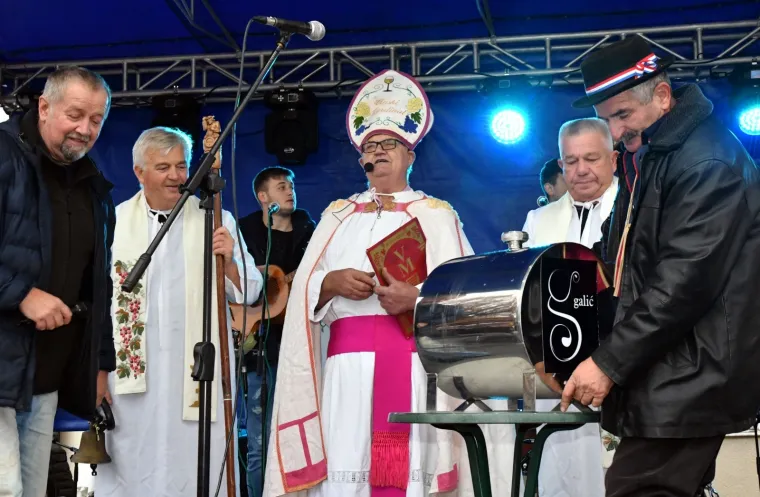 VESELO MARTINJE U KUTJEVU: Biskup krstio vino pred nekoliko tisuća posjetitelja
