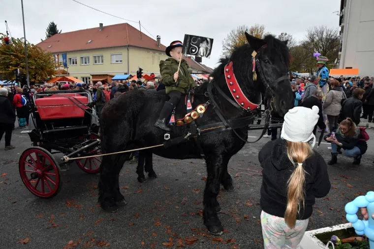 VESELO MARTINJE U KUTJEVU: Biskup krstio vino pred nekoliko tisuća posjetitelja