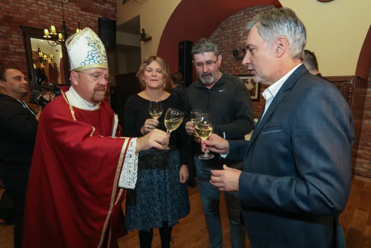 &Scaron;koro ne mari za program Kolinde Grabar-Kitarović: U dru&scaron;tvu prijatelja krstio je vino