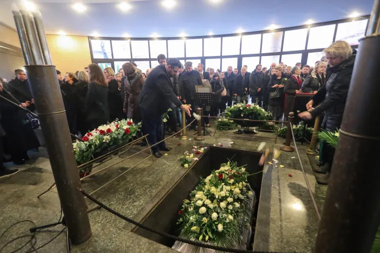 Glumci, voditelji, sporta&scaron;i, glazbenici... Svi su se do&scaron;li pozdraviti od prerano preminulog Matije Vuk&scaron;ića