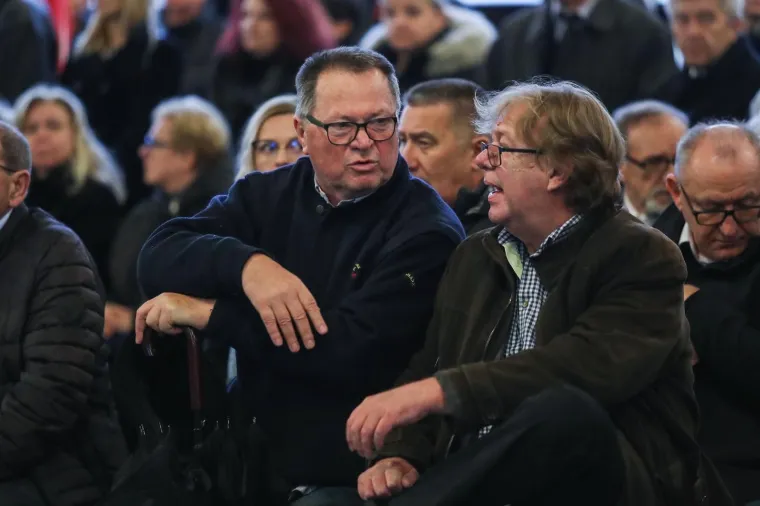 Glumci, voditelji, sporta&scaron;i, glazbenici... Svi su se do&scaron;li pozdraviti od prerano preminulog Matije Vuk&scaron;ića