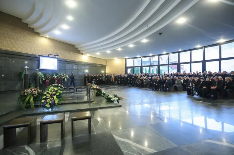 Glumci, voditelji, sporta&scaron;i, glazbenici... Svi su se do&scaron;li pozdraviti od prerano preminulog Matije Vuk&scaron;ića