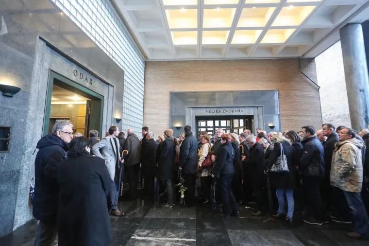 Glumci, voditelji, sporta&scaron;i, glazbenici... Svi su se do&scaron;li pozdraviti od prerano preminulog Matije Vuk&scaron;ića