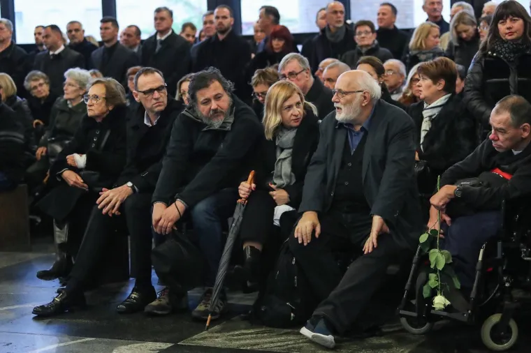 Glumci, voditelji, sporta&scaron;i, glazbenici... Svi su se do&scaron;li pozdraviti od prerano preminulog Matije Vuk&scaron;ića