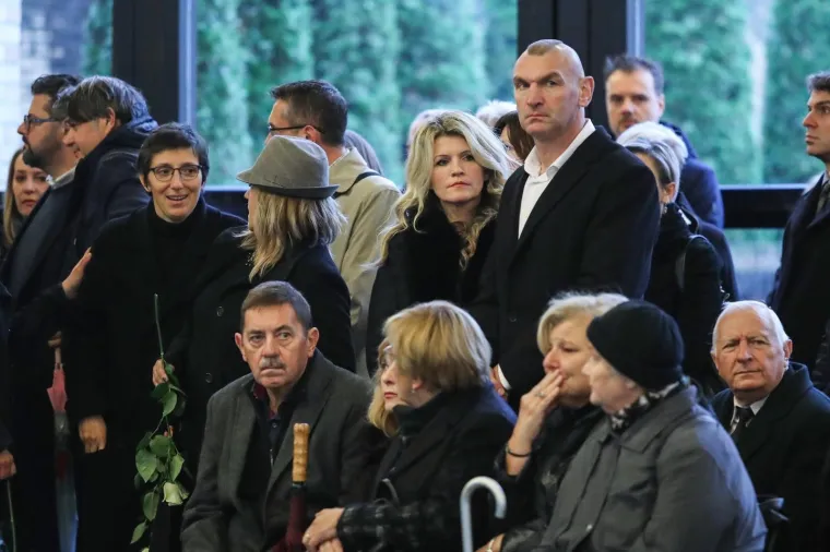 Glumci, voditelji, sporta&scaron;i, glazbenici... Svi su se do&scaron;li pozdraviti od prerano preminulog Matije Vuk&scaron;ića