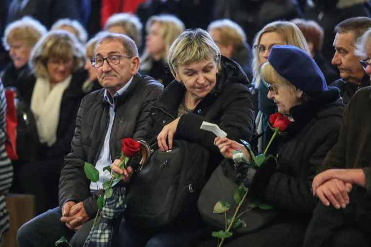 Glumci, voditelji, sporta&scaron;i, glazbenici... Svi su se do&scaron;li pozdraviti od prerano preminulog Matije Vuk&scaron;ića