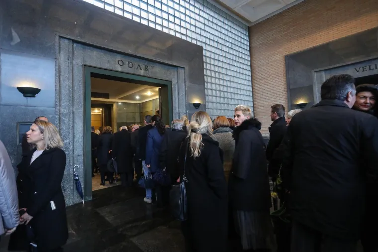 Glumci, voditelji, sporta&scaron;i, glazbenici... Svi su se do&scaron;li pozdraviti od prerano preminulog Matije Vuk&scaron;ića