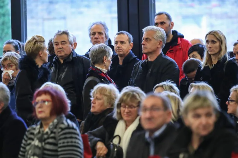 Glumci, voditelji, sporta&scaron;i, glazbenici... Svi su se do&scaron;li pozdraviti od prerano preminulog Matije Vuk&scaron;ića