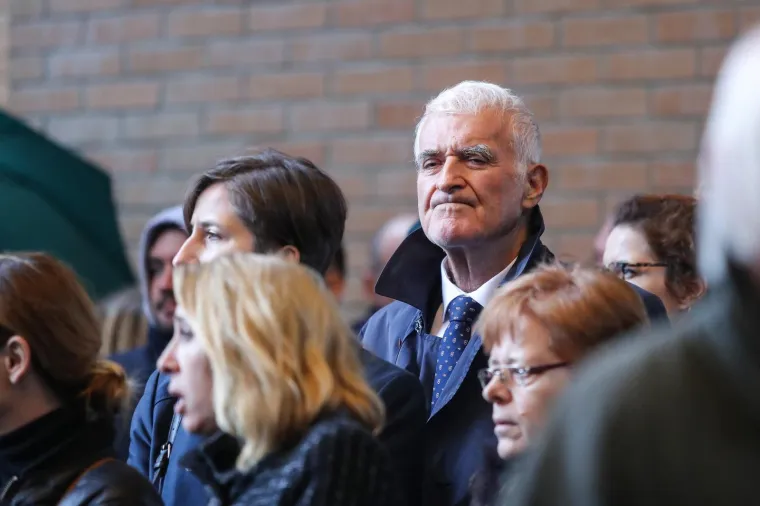 Glumci, voditelji, sporta&scaron;i, glazbenici... Svi su se do&scaron;li pozdraviti od prerano preminulog Matije Vuk&scaron;ića