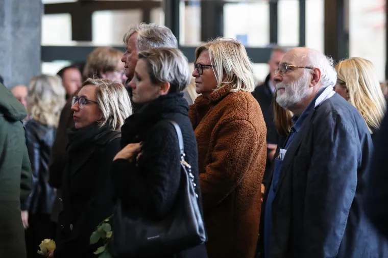 Glumci, voditelji, sporta&scaron;i, glazbenici... Svi su se do&scaron;li pozdraviti od prerano preminulog Matije Vuk&scaron;ića