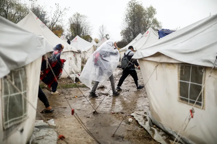 Pogledajte u kakvim očajnim uvjetima žive migranti u Vučjaku: Kiša im je uništila skoro cijeli kamp