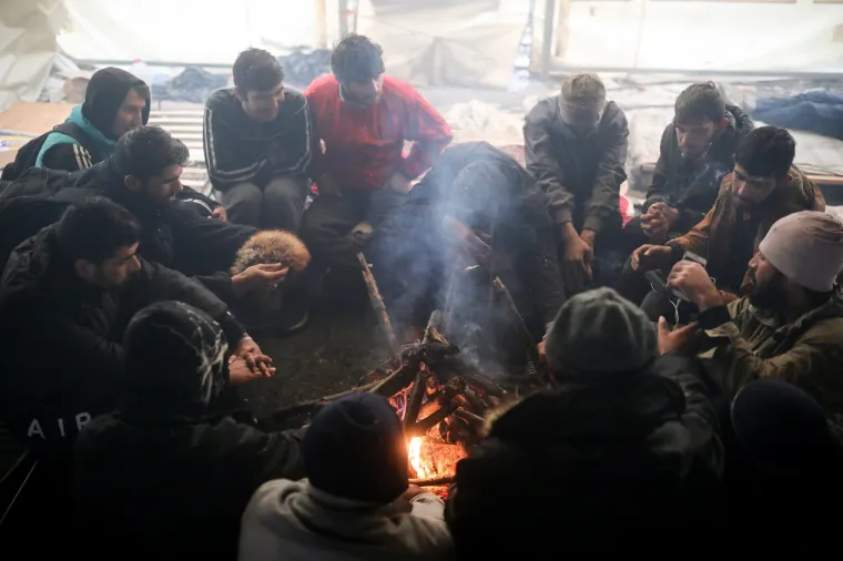 Pogledajte u kakvim očajnim uvjetima žive migranti u Vučjaku: Kiša im je uništila skoro cijeli kamp