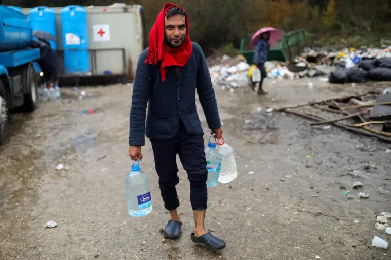 Pogledajte u kakvim očajnim uvjetima žive migranti u Vučjaku: Kiša im je uništila skoro cijeli kamp