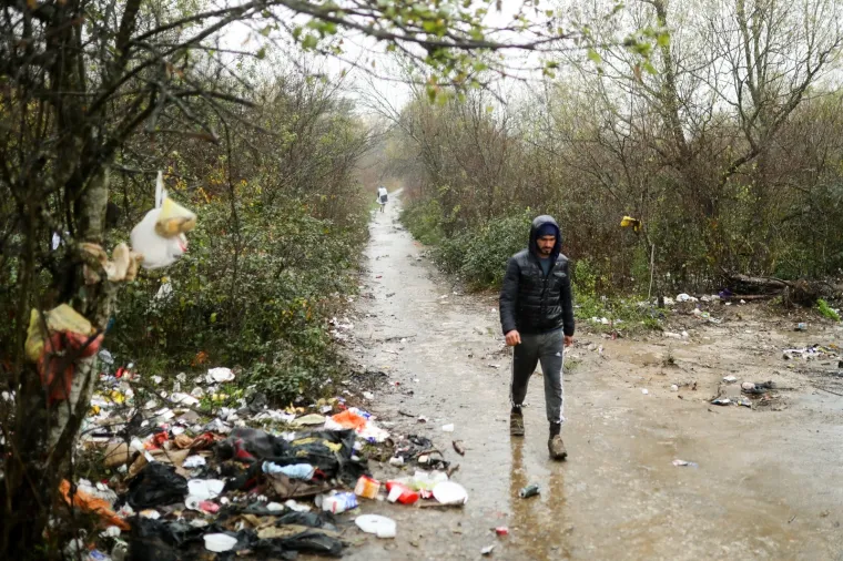 Pogledajte u kakvim očajnim uvjetima žive migranti u Vučjaku: Kiša im je uništila skoro cijeli kamp