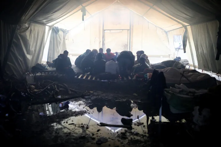 Pogledajte u kakvim očajnim uvjetima žive migranti u Vučjaku: Kiša im je uništila skoro cijeli kamp