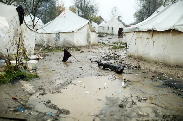 Pogledajte u kakvim očajnim uvjetima žive migranti u Vučjaku: Kiša im je uništila skoro cijeli kamp