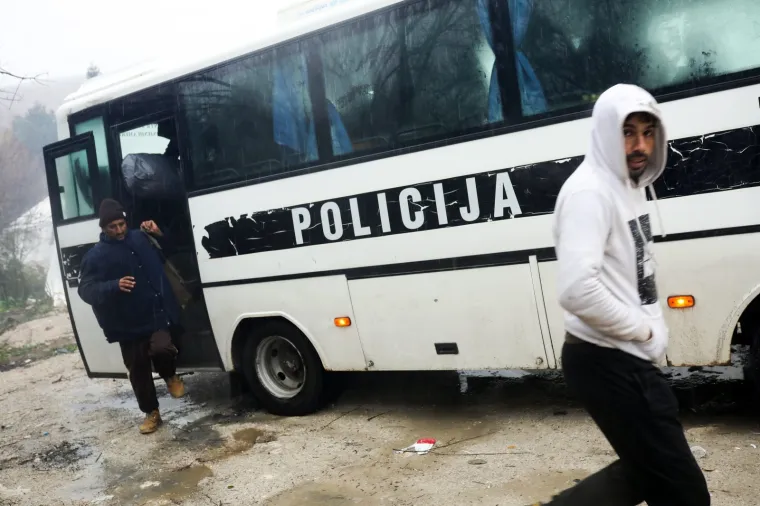 Pogledajte u kakvim očajnim uvjetima žive migranti u Vučjaku: Kiša im je uništila skoro cijeli kamp