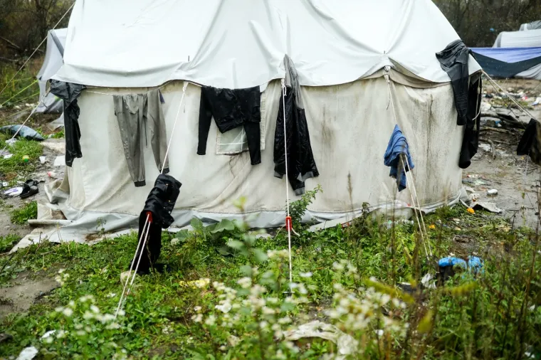 Pogledajte u kakvim očajnim uvjetima žive migranti u Vučjaku: Ki&scaron;a im je uni&scaron;tila skoro cijeli kamp