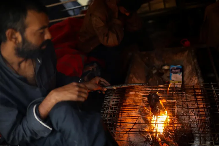 Pogledajte u kakvim očajnim uvjetima žive migranti u Vučjaku: Ki&scaron;a im je uni&scaron;tila skoro cijeli kamp