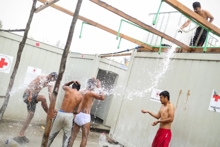 Pogledajte u kakvim očajnim uvjetima žive migranti u Vučjaku: Ki&scaron;a im je uni&scaron;tila skoro cijeli kamp