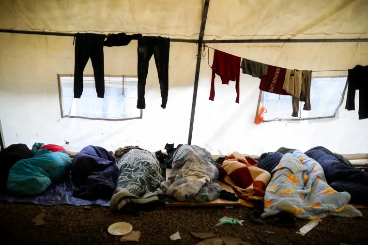 Pogledajte u kakvim očajnim uvjetima žive migranti u Vučjaku: Ki&scaron;a im je uni&scaron;tila skoro cijeli kamp