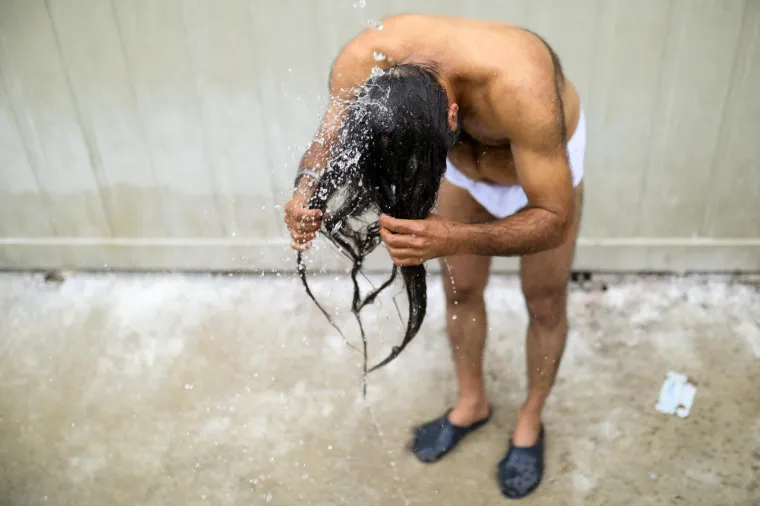 Pogledajte u kakvim očajnim uvjetima žive migranti u Vučjaku: Ki&scaron;a im je uni&scaron;tila skoro cijeli kamp