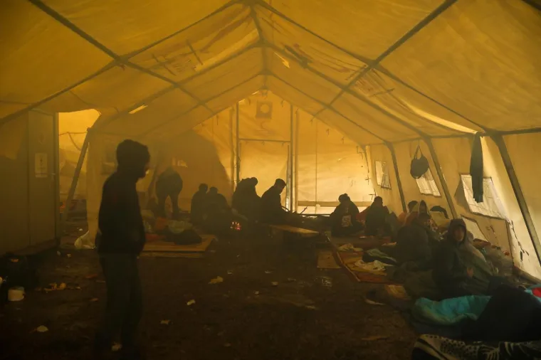 Pogledajte u kakvim očajnim uvjetima žive migranti u Vučjaku: Ki&scaron;a im je uni&scaron;tila skoro cijeli kamp