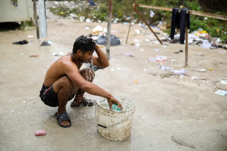 Pogledajte u kakvim očajnim uvjetima žive migranti u Vučjaku: Ki&scaron;a im je uni&scaron;tila skoro cijeli kamp