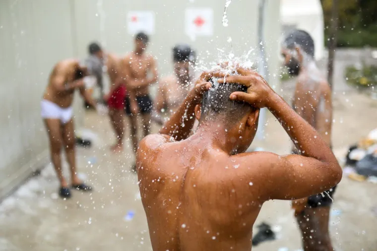 Pogledajte u kakvim očajnim uvjetima žive migranti u Vučjaku: Ki&scaron;a im je uni&scaron;tila skoro cijeli kamp