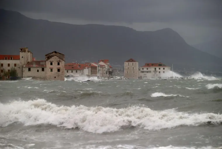 Olujno jugo s orkanskim udarima - zasad manje štete i 'užarene' linije vatrogasnih postrojba