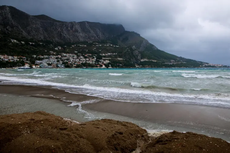Olujno jugo s orkanskim udarima - zasad manje štete i 'užarene' linije vatrogasnih postrojba