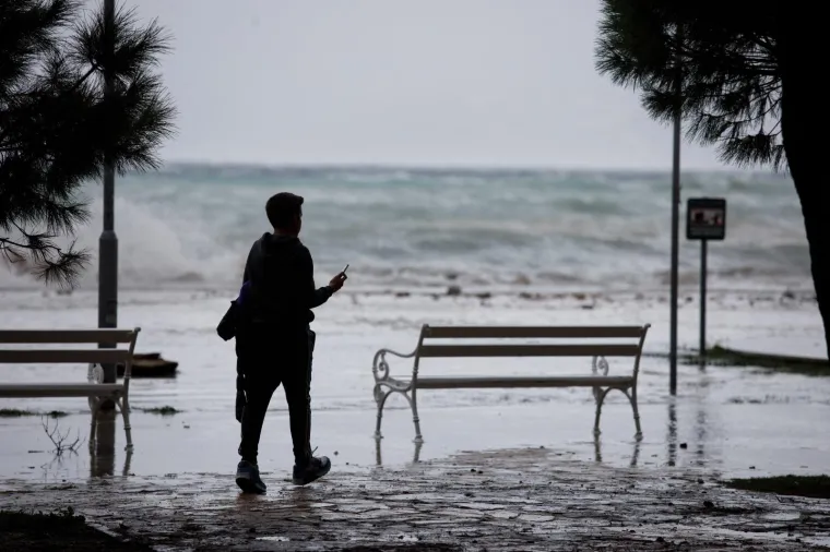 Olujno jugo s orkanskim udarima - zasad manje štete i 'užarene' linije vatrogasnih postrojba