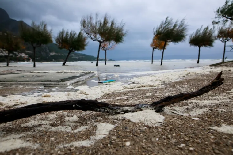 Olujno jugo s orkanskim udarima - zasad manje štete i 'užarene' linije vatrogasnih postrojba